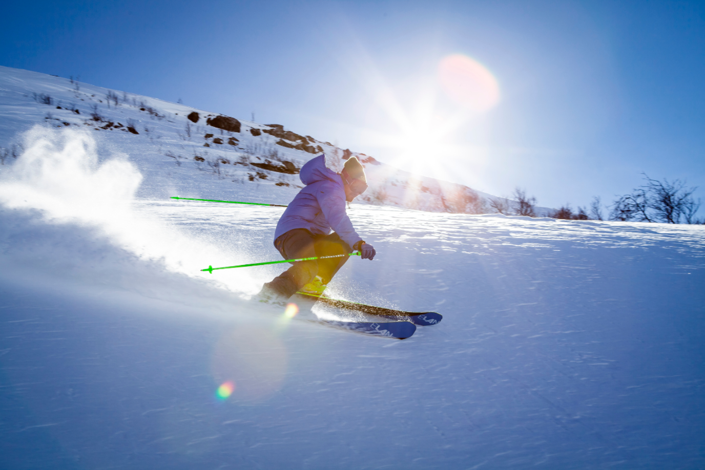 Junger Mann beim Skifahren im Sonnenschein