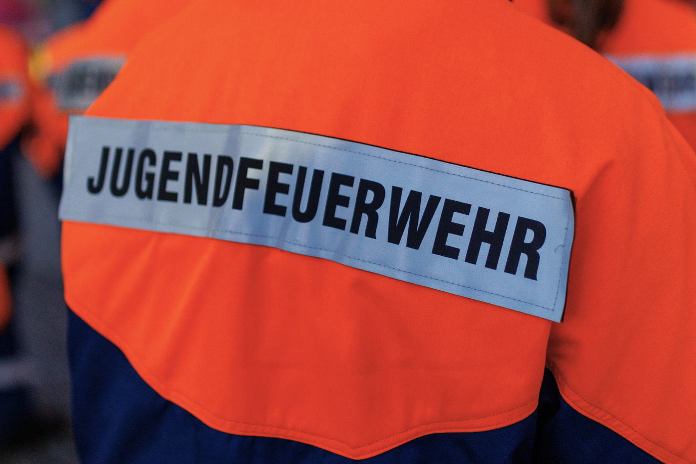 Eine Feuerwehrjacke von hinten mit dem Aufdruck "Jugendfeuerwehr"