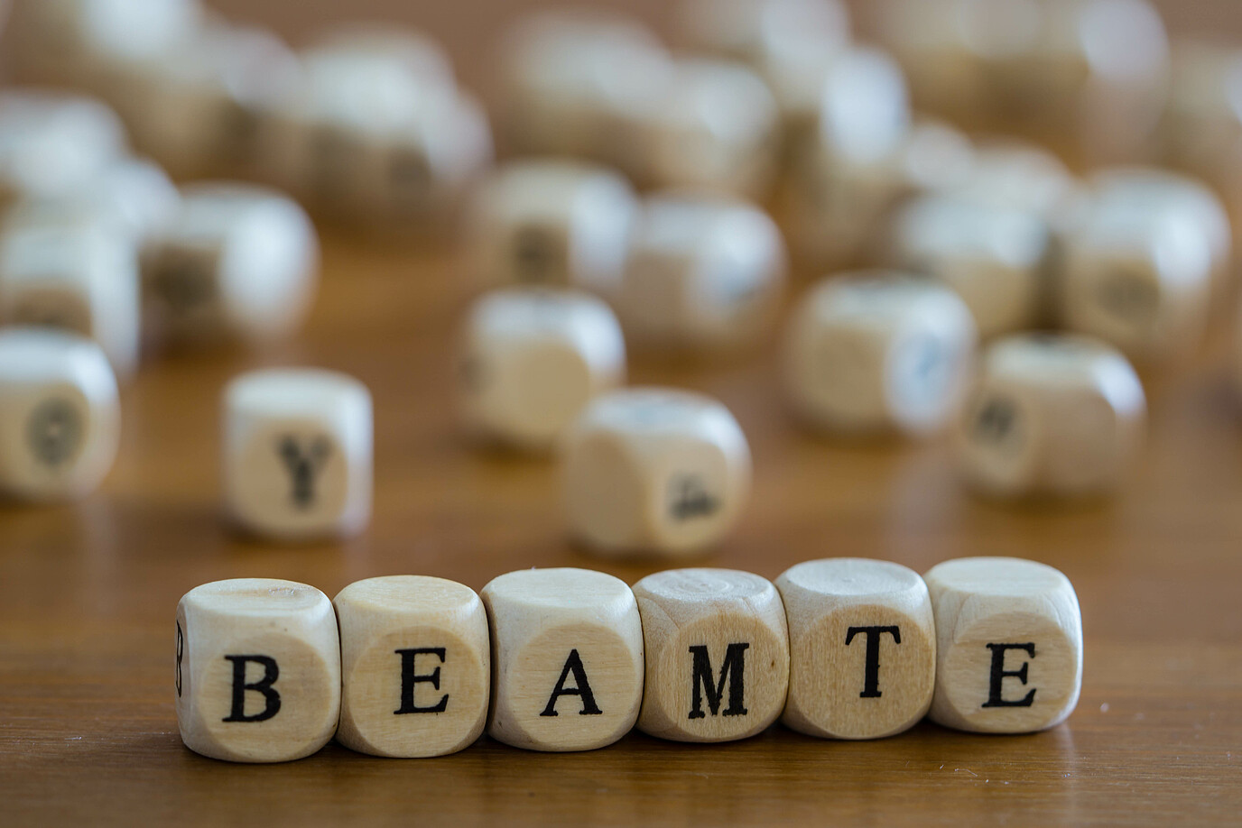 Würfel mit Buchstaben, die das Wort "Beamte" zeigen