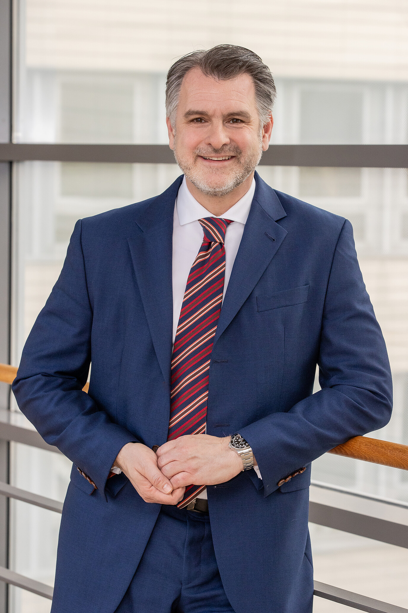 Portrait von Stefan Rupp (Vorstandsmitglied) im Anzug im GVV Gebäude