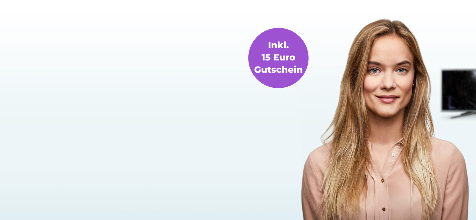 Geschäftsfrau mit langen blonden Haaren und einem beschädigten Fernseher im Hintergrund. Mit dem Hinweis "inklusive 15 Euro Gutschein"