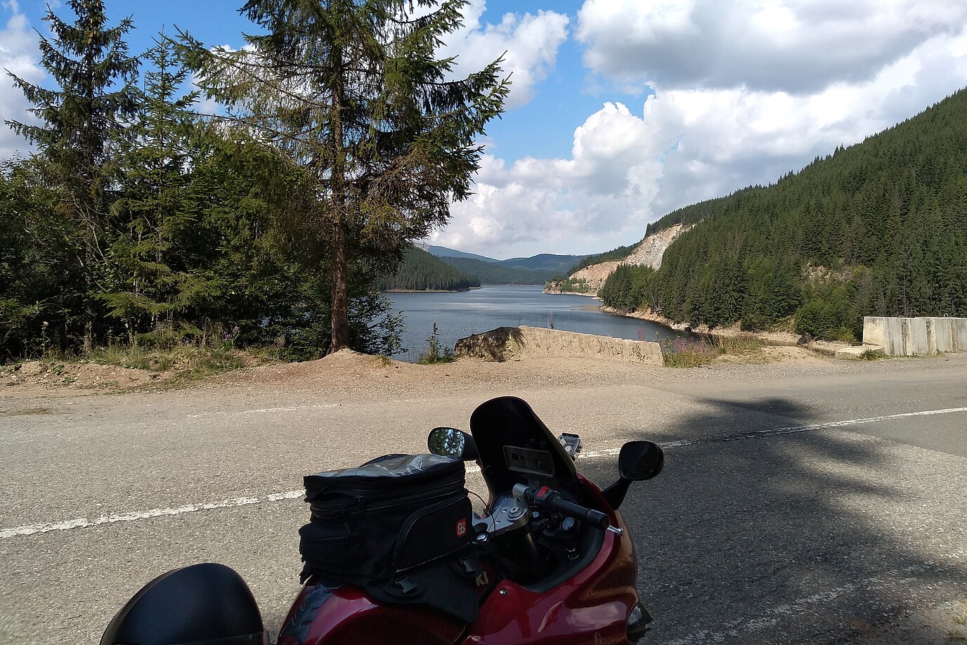 Ein Motorrad steht vor einem See im europäischen Ausland