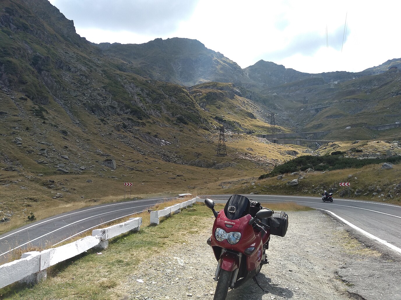 Ein Motorrad steht im europäischen Ausland in einer Kurve