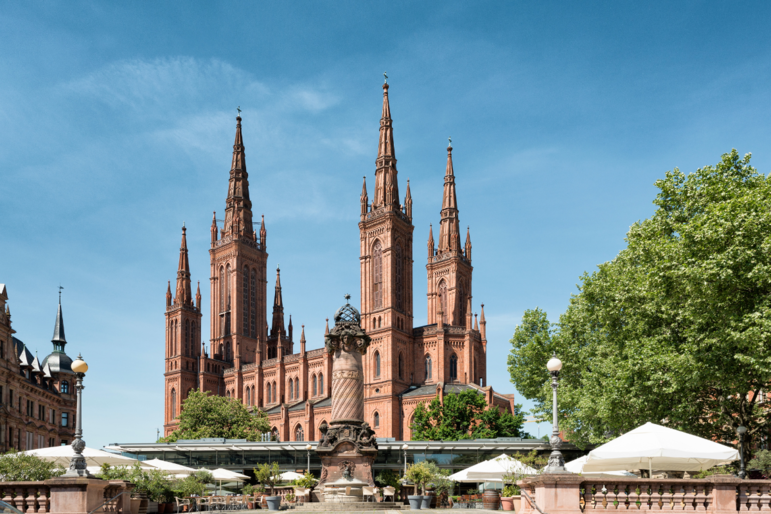 Blick auf die Marktkirche in Wiesbaden mit vier Säulen