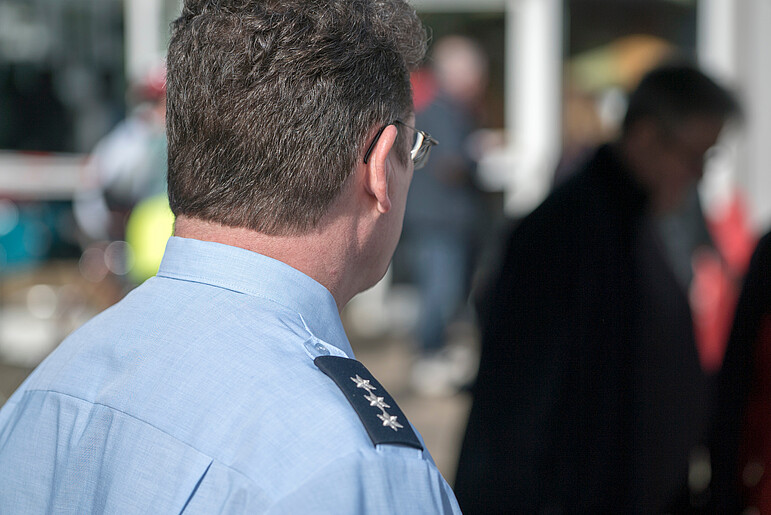 Deutscher Polizeibeamter von hinten
