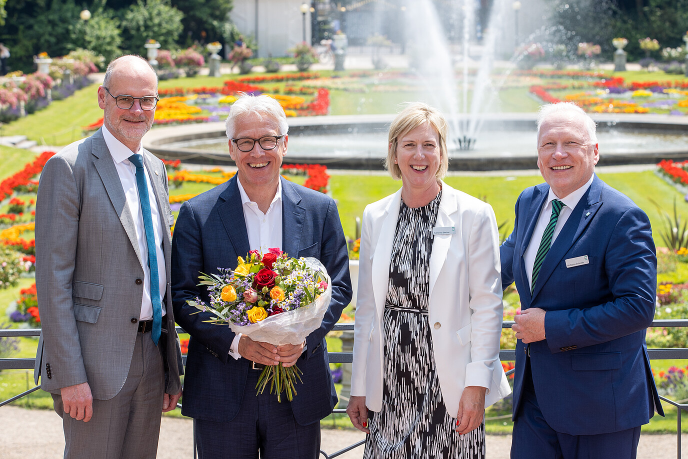 Vorstandsmitglied Adalbert Bader wird verabschiedet mit Blumen