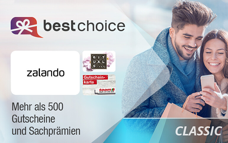 Bild einem glücklichen Pärchen, das auf ein Handy schaut und links der Best Choice Gutschein und einigen Beispielpartnern, bei denen man den Gutschein einlösen kann wie Zalando, Rituals oder toom