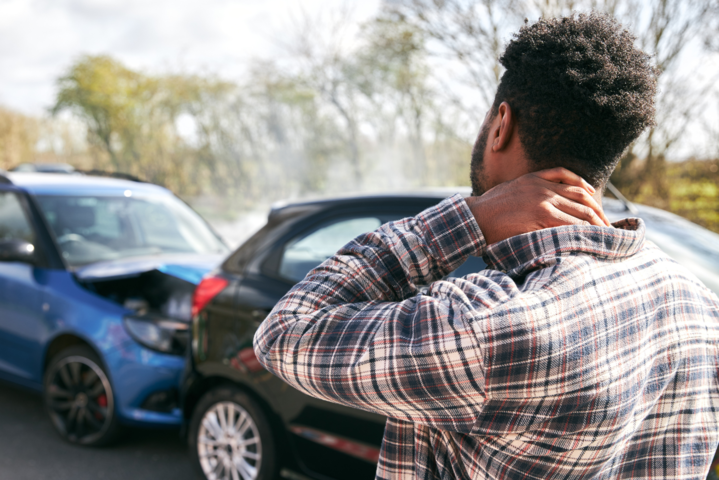 Mann von hinten, der auf einen Auffahrunfall von zwei Autos schaut