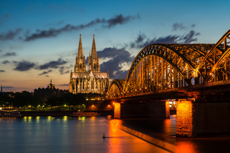 Blick auf den Kölner Dom bei Nacht