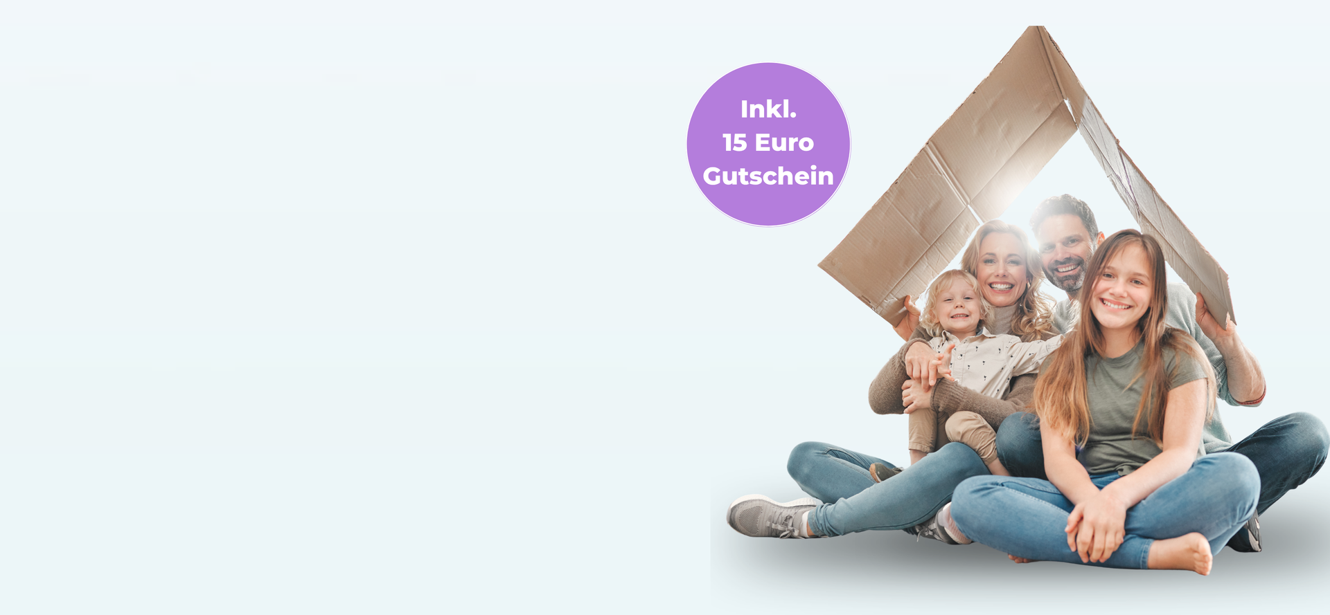 Vater, Mutter, ein 2-jähriger Junge und ein 8-jähriges Mädchen sitzen glücklich auf dem Boden; der Vater hält ein Dach aus Pappe über die Köpfe