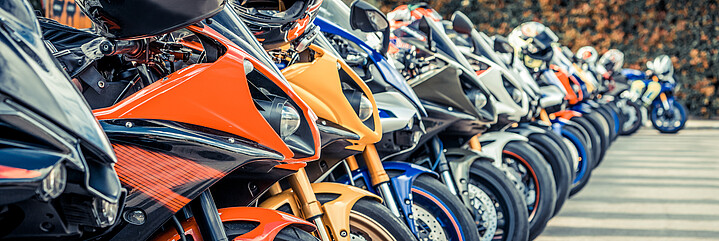 Viele Motorräder stehen in einer Reihe