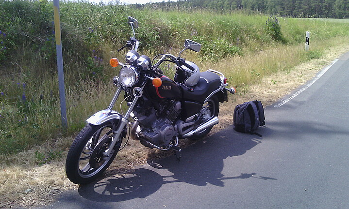 Ein kultiges Motorrad steht am Straßenrand