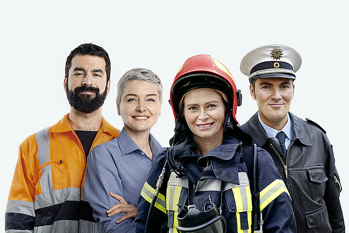 Ein Müllmann, eine Bürofrau, eine Feuerwehrfrau und ein Polizist stehen nebeneinander