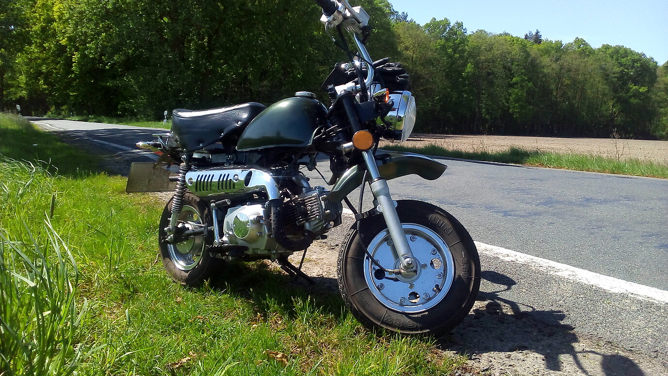 Ein kultiges Motorrad steht am Straßenrand