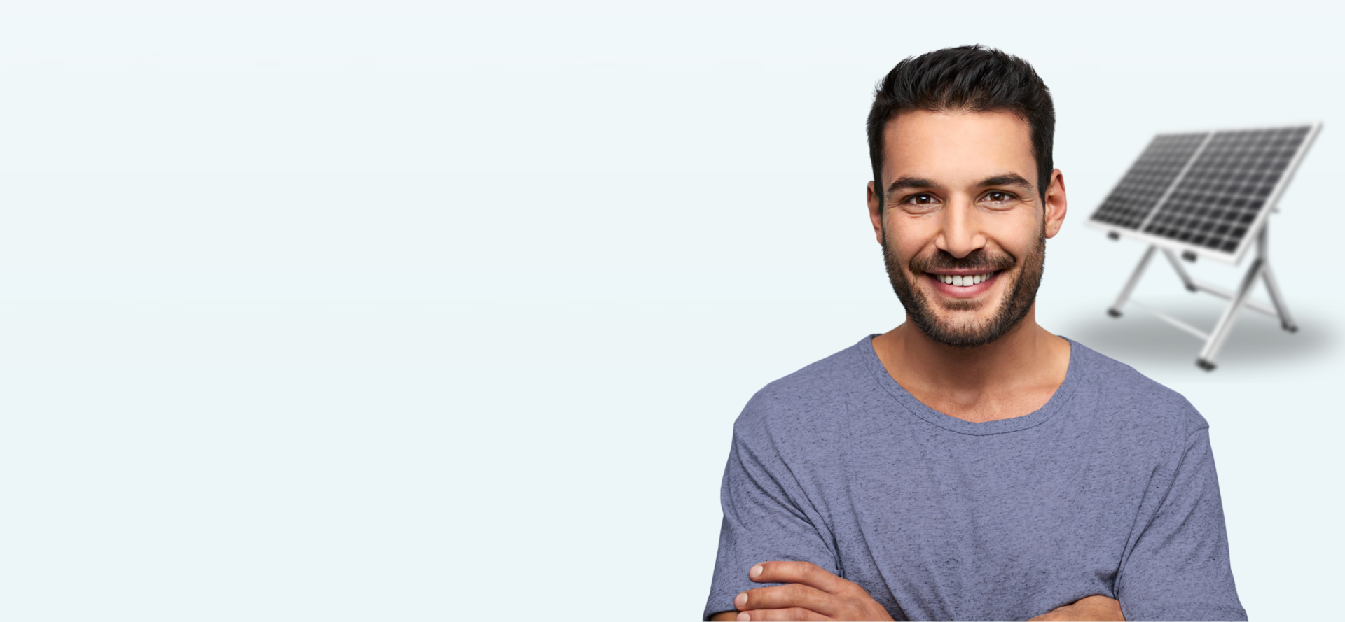 Portrait eines Mannes mit einer Photovoltaikanlage im Hintergrund