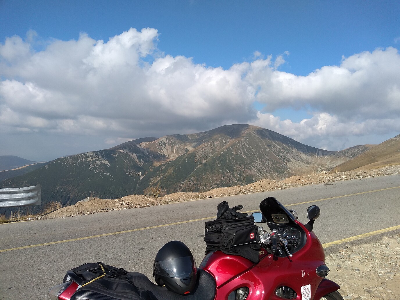 Ein Motorrad steht vor einem Berg im europäischen Ausland. 