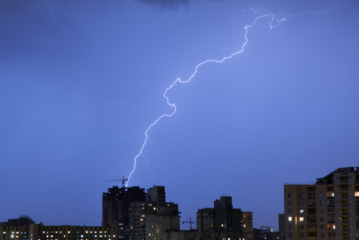 Blitzeinschlag in ein Hochhaus bei Nacht