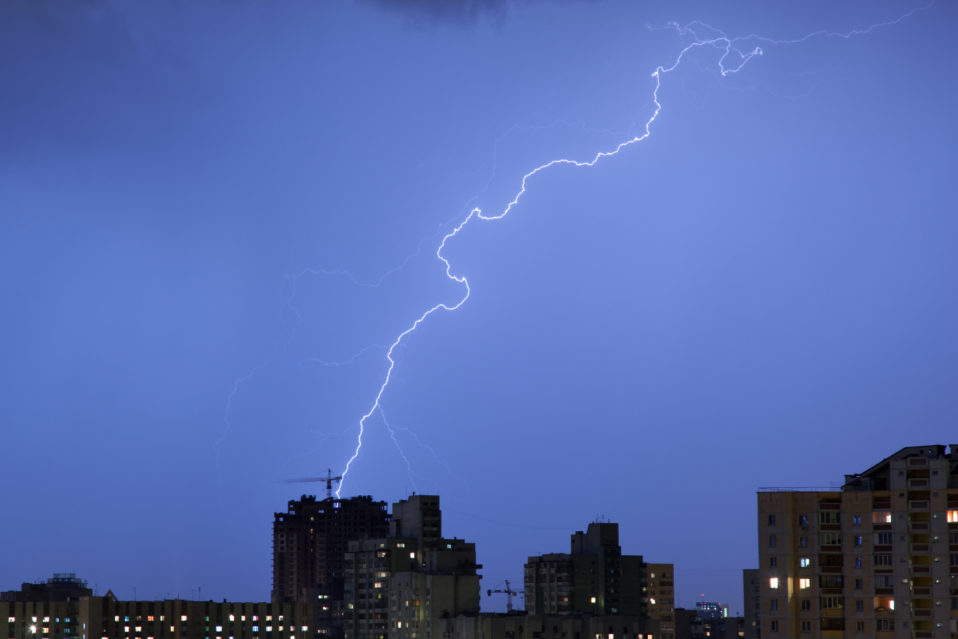 Blitzeinschlag in ein Hochhaus bei Nacht