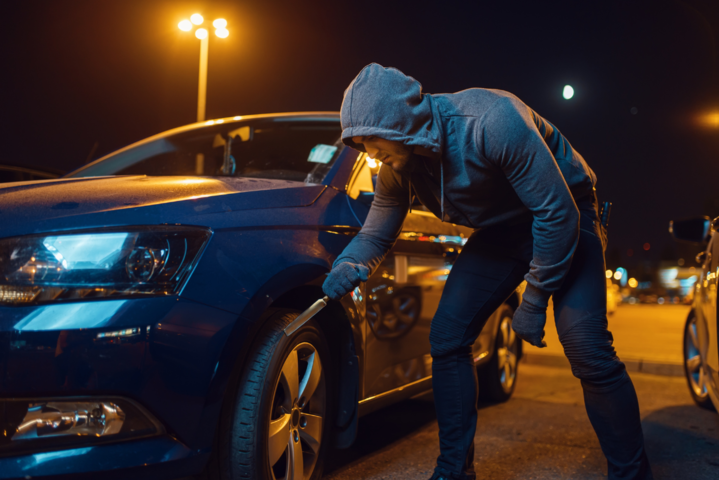 Vermummter Mann zersticht Autoreifen bei Nacht