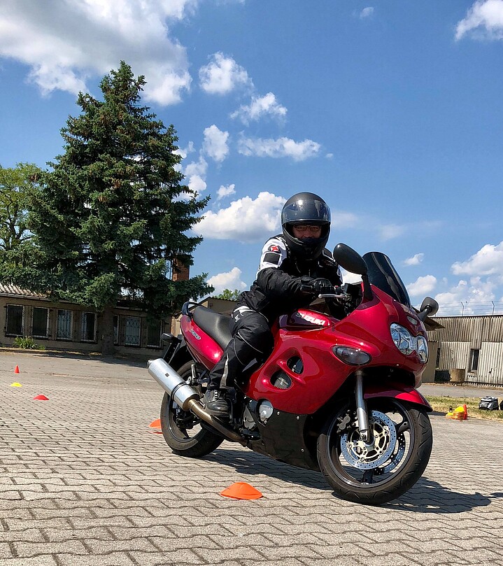 Eine motorradfahrende Person absolviert ein Fahrsicherheitstraining
