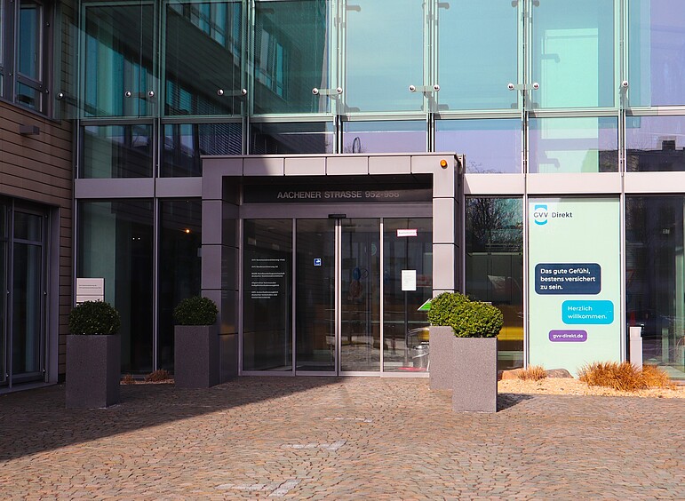Eingangsbereich Gebäude GVV Versicherungen aus Glas