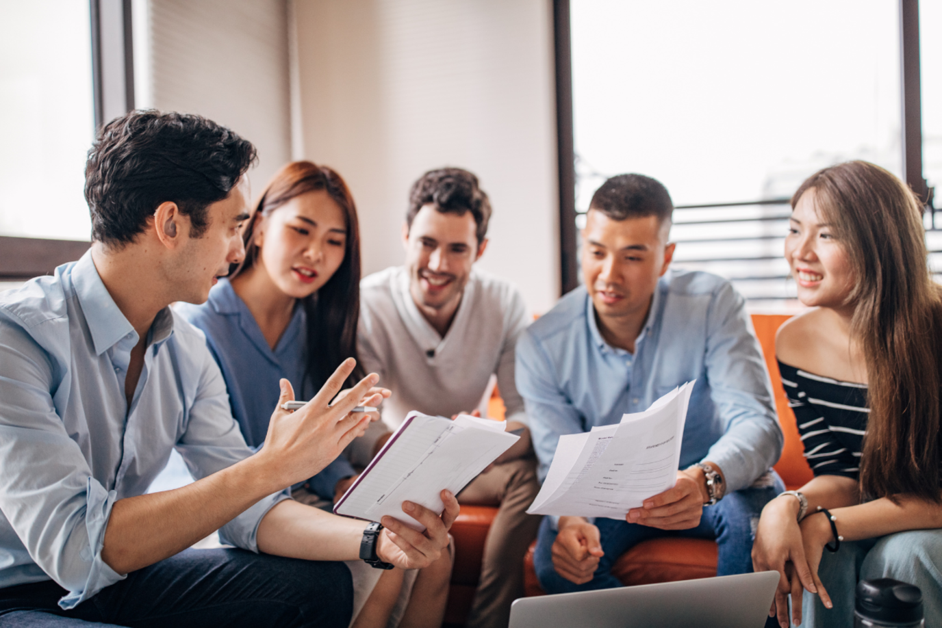 5 junge Menschen bei einem Einführungs-Meeting in ihrem ersten Job
