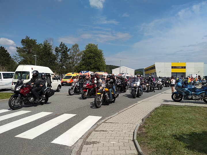 Eine Gruppe von Motorradfahrenden steht auf der Straße