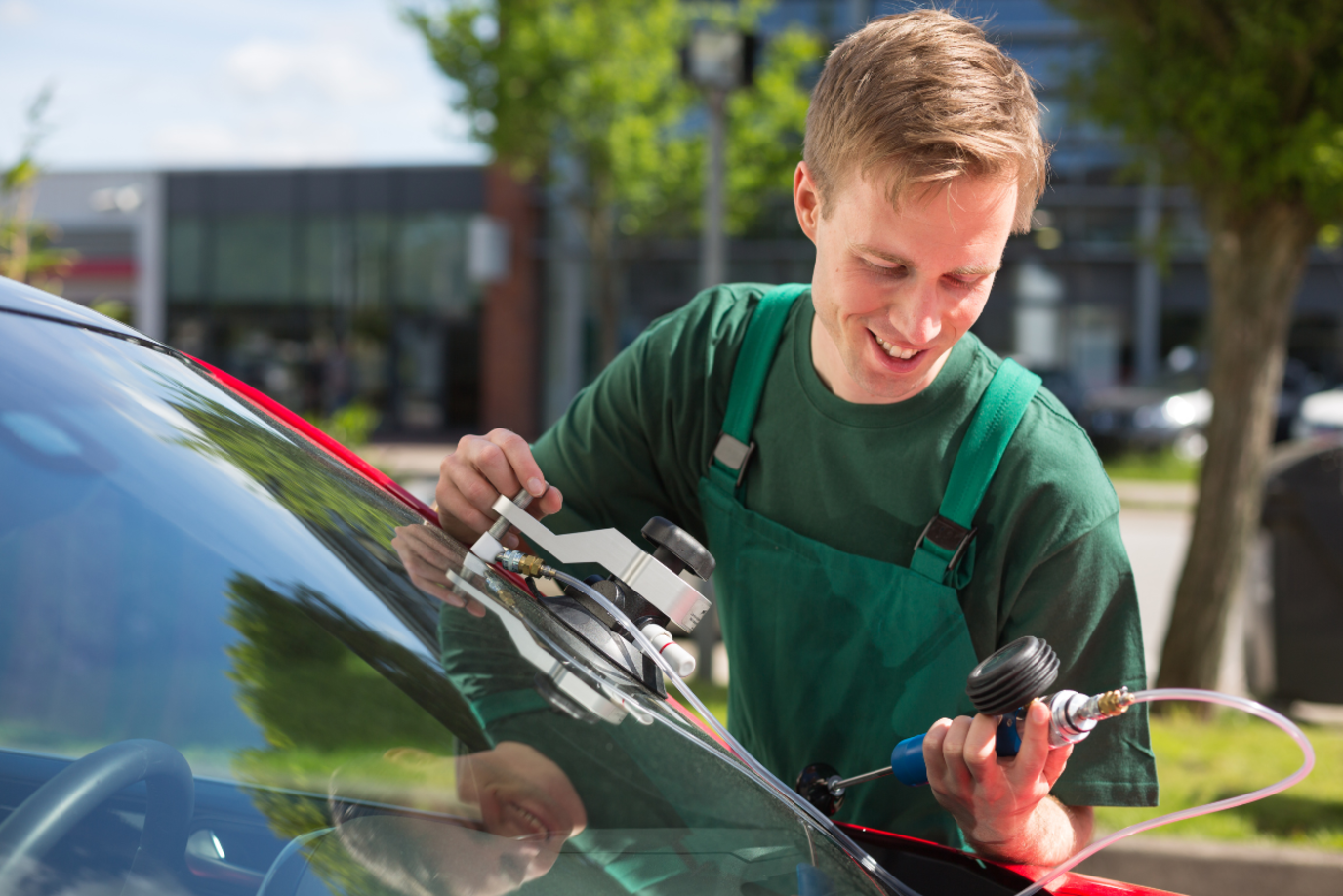 Ein Fachmann repariert die Windschutzscheibe eines Autos