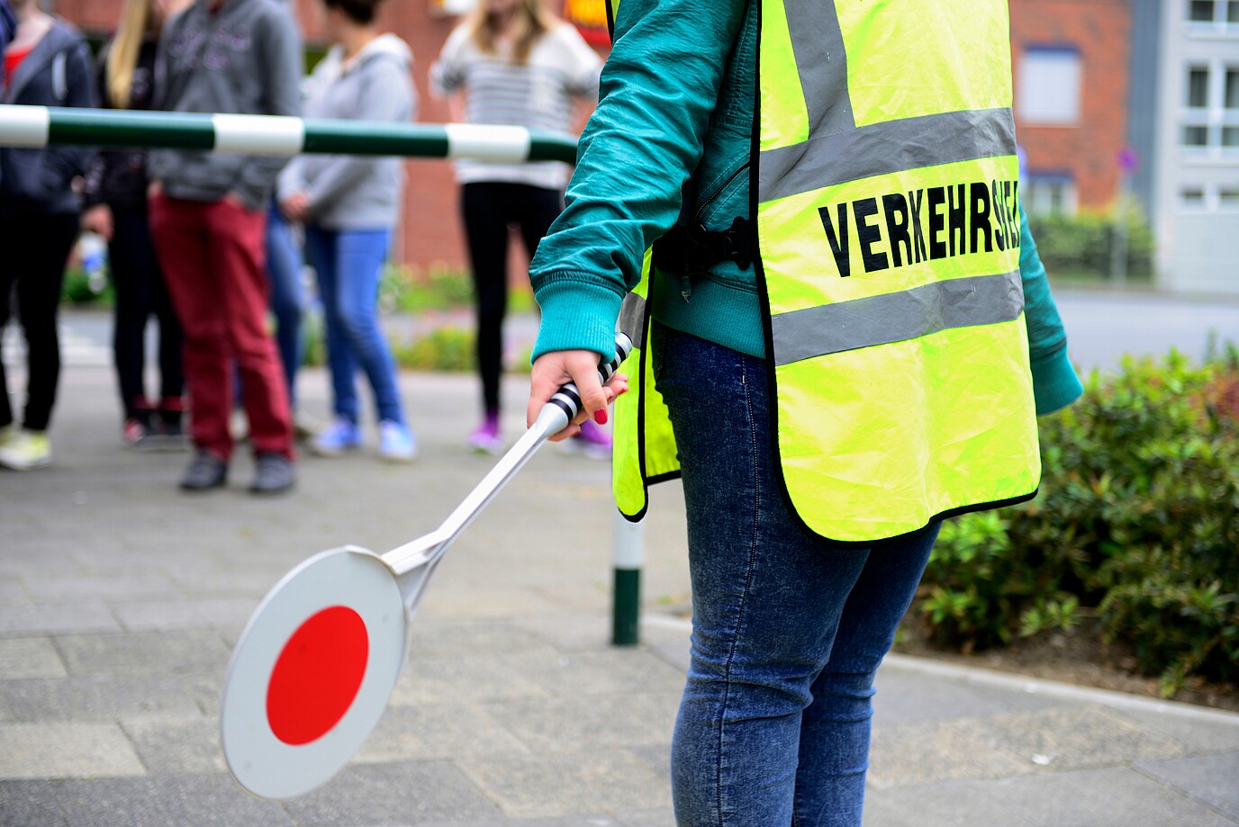 Schülerlotse in Uniform bei der Arbeit