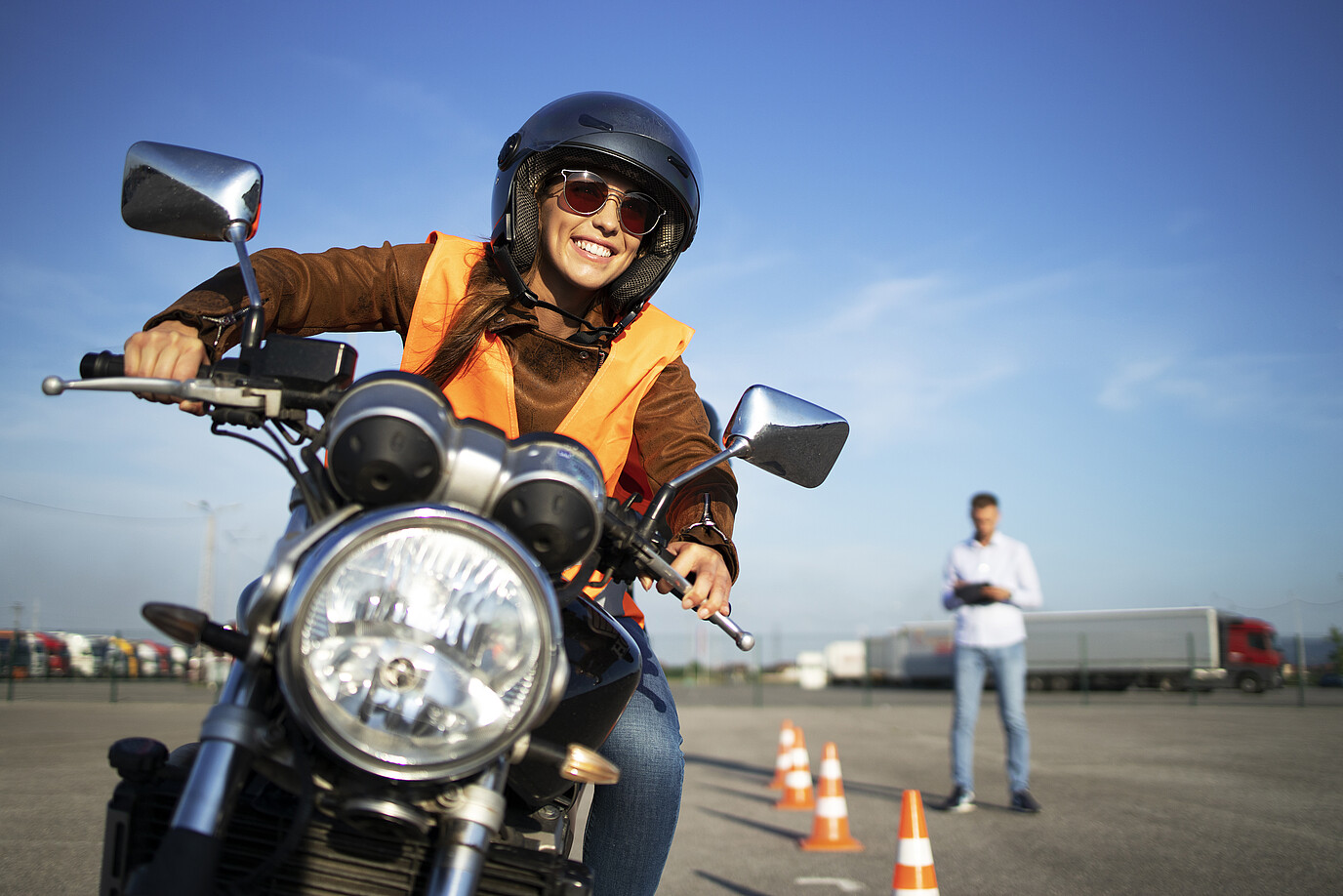 Motorradfahrerin absolviert ein Sicherheitstraining