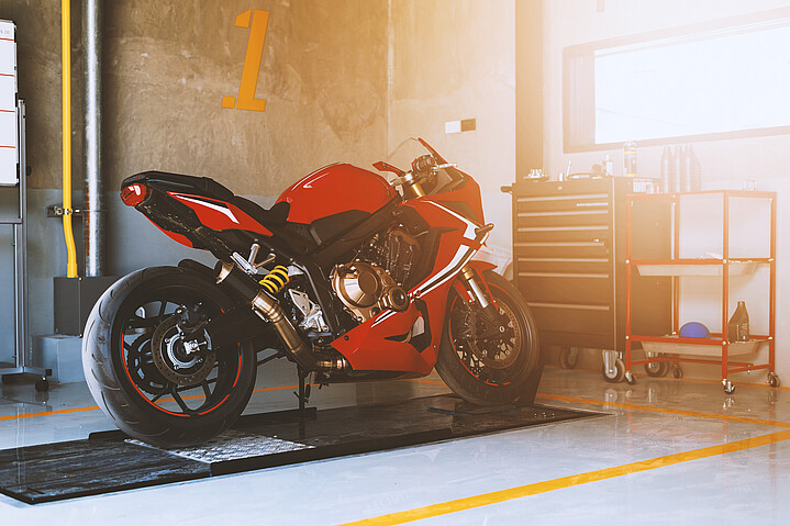 Ein Motorrad steht zur Überwinterung in der Garage