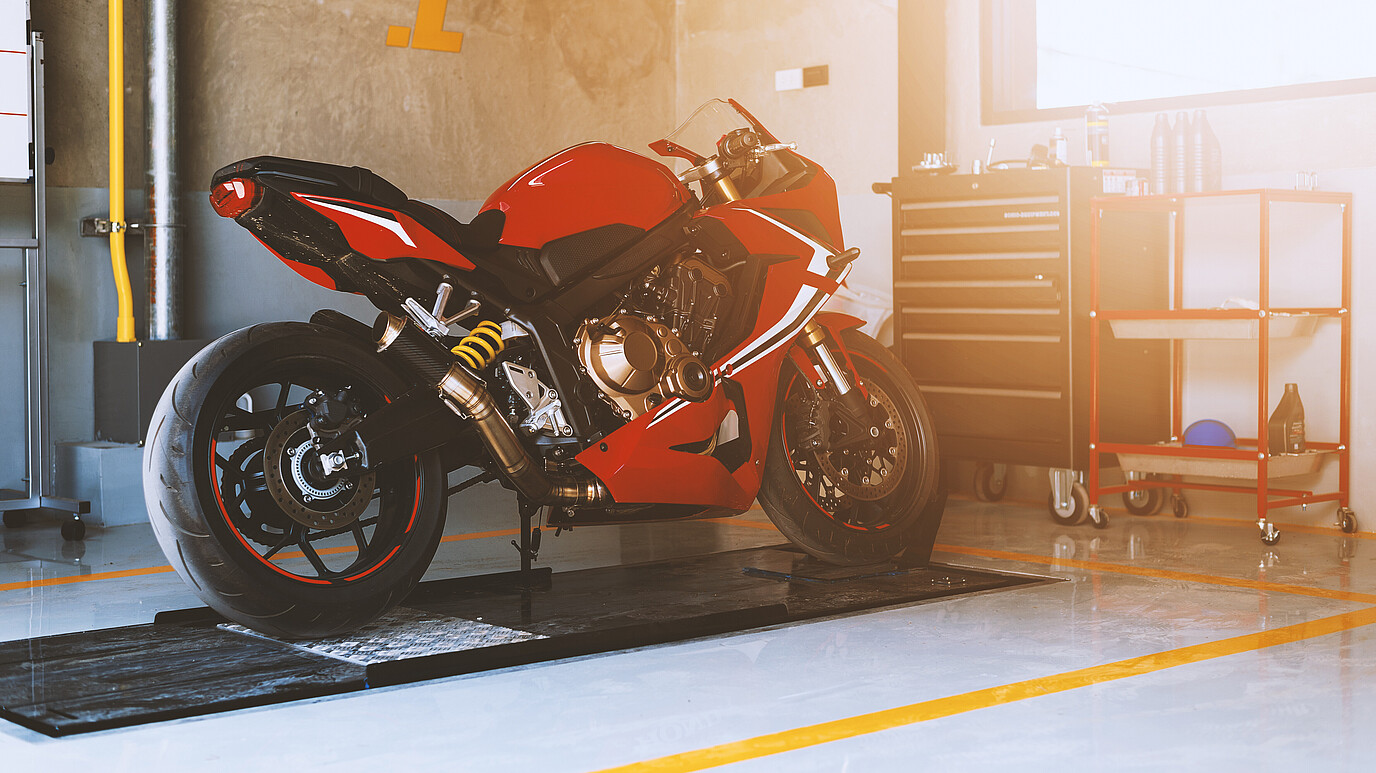 Ein Motorrad steht zur Überwinterung in der Garage