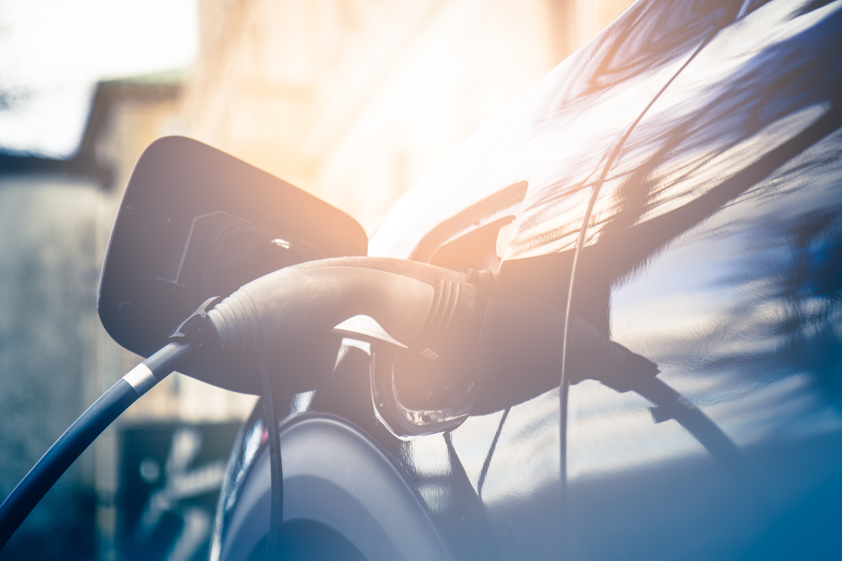 Close-Up von einem Elektroauto an einer Ladestation