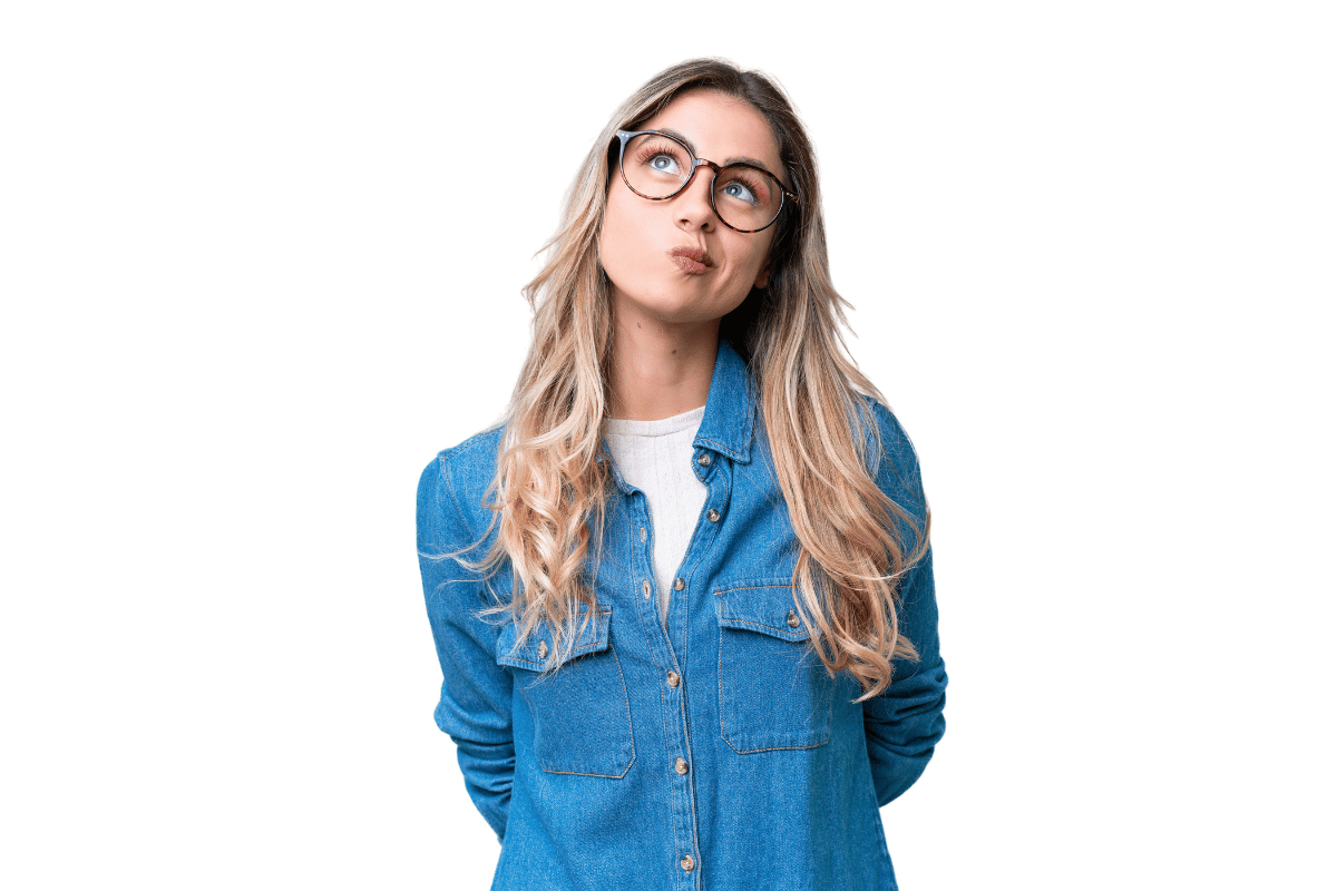 Eine junge Frau aus Uruguay steht vor einem weißen Hintergrund und schaut nach oben