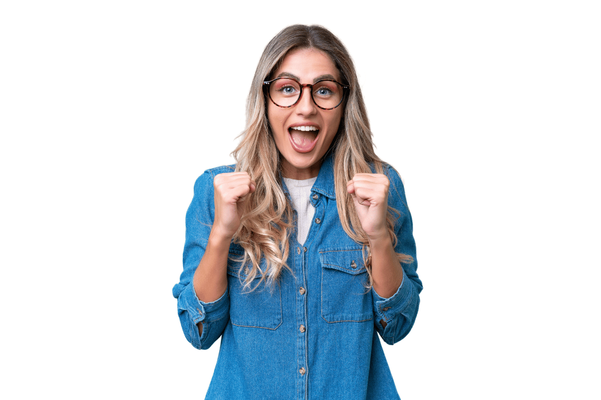 Eine junge Frau aus Uruguay steht vor einem weißen Hintergrund und macht eine Gewinnerpose